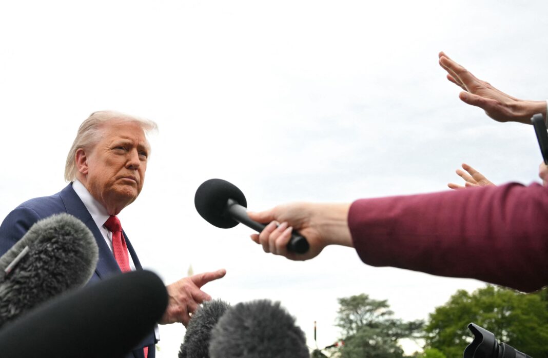 Američki predsjednik daje izajve za medije ispred Bijele kuće.